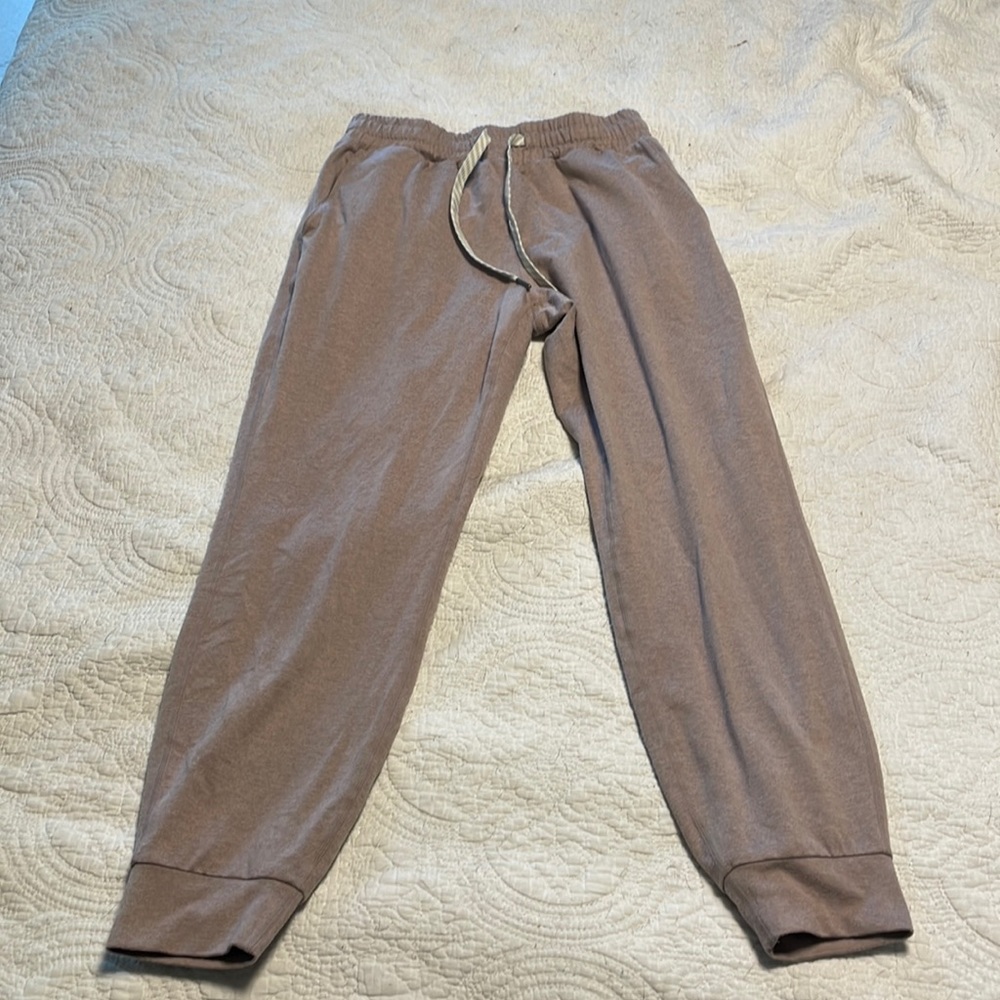Vuori performance jogger in dogwood XS
